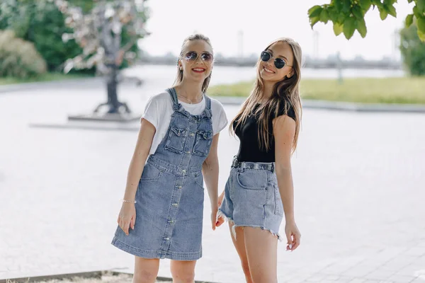 Duas Meninas Bonitas Jovens Passeio Parque Rua Dia Ensolarado Verão — Fotografia de Stock