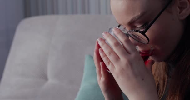Flickan dricker varmt te. Stanna hemma. isolering hemma. närbild. — Stockvideo