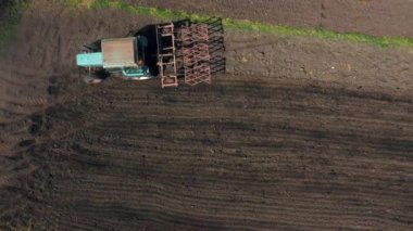 Üst manzara, hava manzarası. Traktör toprağı işliyor. Ürün yetiştirme hazırlığı. köyde ve kırsalda tarım.