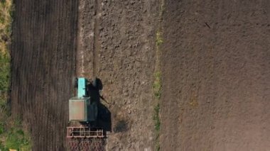 Üst manzara, hava manzarası. Traktör toprağı işliyor. Ürün yetiştirme hazırlığı. köyde ve kırsalda tarım.