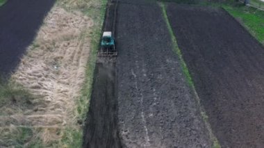 Üst manzara, hava manzarası. Traktör toprağı işliyor. Ürün yetiştirme hazırlığı. köyde ve kırsalda tarım.