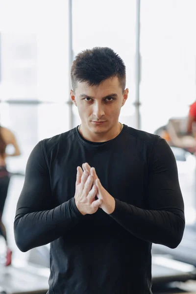 Tipo Con Estilo Gimnasio Frota Las Manos Con Talco Nube — Foto de Stock