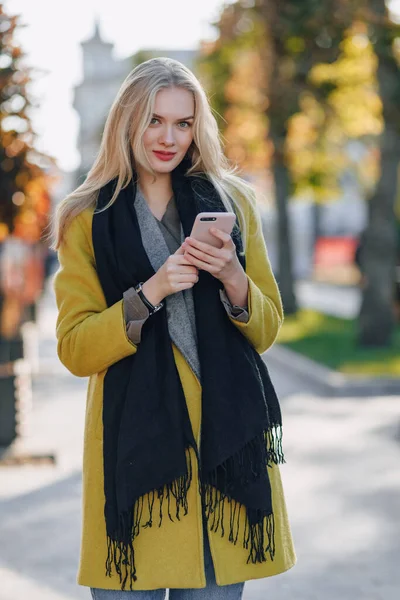 Bonito Emocional Atraente Mulher Loira Casaco Com Smartphone Anda Rua — Fotografia de Stock