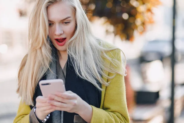 Nette Emotionale Attraktive Blonde Frau Mantel Mit Smartphone Geht Durch — Stockfoto