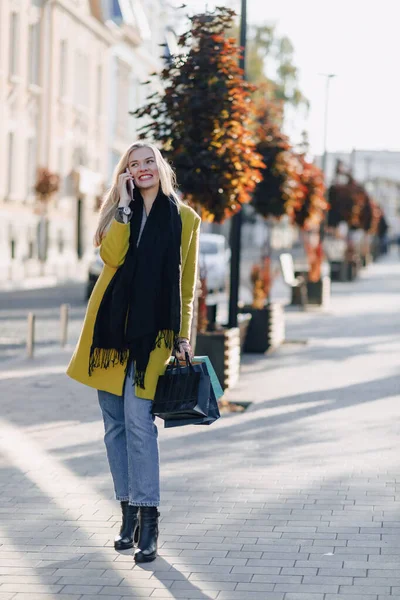 Милий Щасливий Приваблива Блондинка Пакетами Вулиці Сонячну Погоду Спілкування Телефону — стокове фото