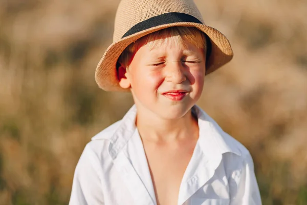 Blond Jongetje Met Strohoed Dat Het Veld Speelt Gemaaid Hooi Stockfoto