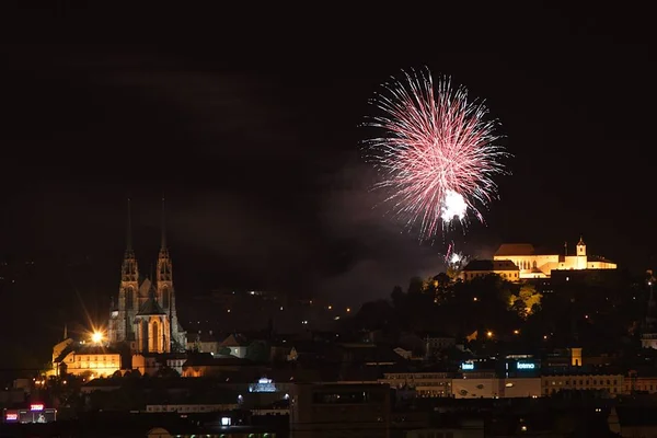Ohňostroje nad hradem a kostelem v Brně Royalty Free Stock Obrázky
