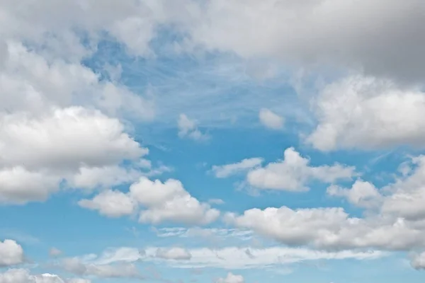 Белые облака на голубом небе Стоковое Фото