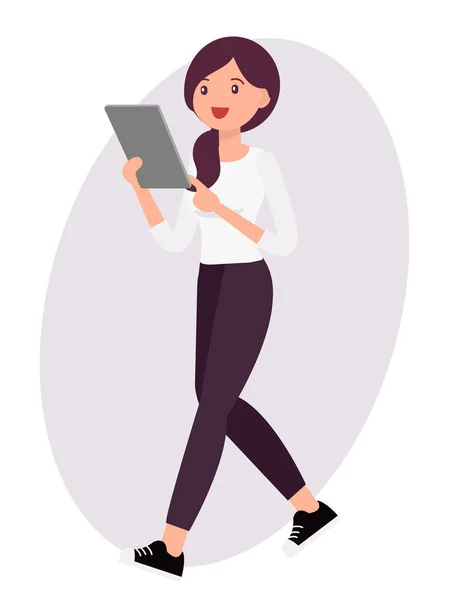 Diseño de personajes de dibujos animados mujer femenina de pie viendo tableta con — Vector de stock