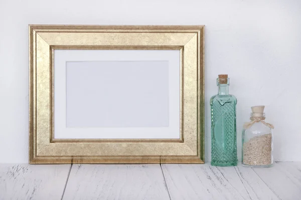 Fotografía de stock marco de imagen de oro botellas de vidrio se burlan de — Foto de Stock