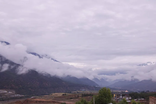 Συννεφιασμένη μέρα στο βουνό στην επαρχία Γιουνάν, Κίνα — Φωτογραφία Αρχείου