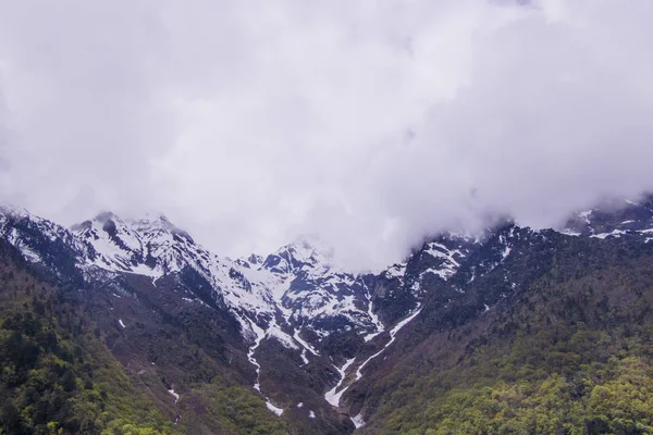 Meili montaña de nieve también conocido como Kawa Karpo situado en Yunnan Pr —  Fotos de Stock