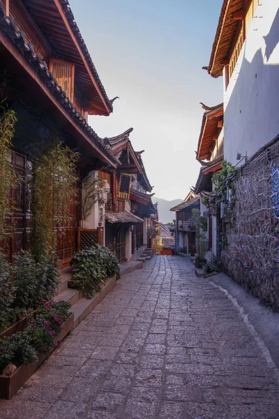 Cielo blu tradizionale retrò vecchia casa Naxi nel centro storico di Lijiang, Y — Foto Stock