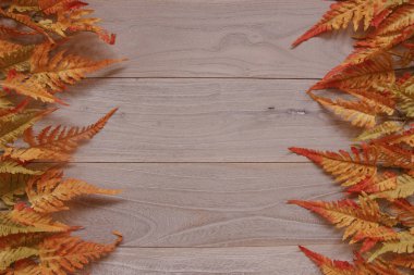 Kahverengi vintage ahşap arka plan doku ve kırmızı sonbahar yaprak