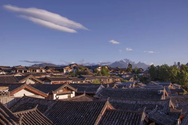Blå himmel tradisjonelt retro gamle Naxi hus Yulong snø fjell i – stockfoto