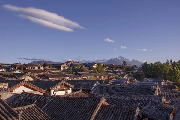 Ciel bleu traditionnel rétro vieille maison Naxi Yulong montagne de neige i — Photo