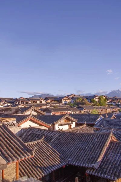 Cielo blu tradizionale retrò vecchia casa Naxi Yulong neve montagna i — Foto Stock