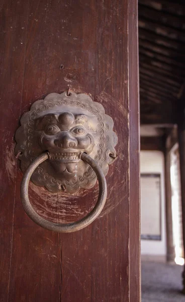 Ancienne vieille maison rétro vieille maison Naxi frappeur de porte de Baisha Ancienne — Photo