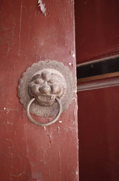 Antik eski retro eski Naxi ev kapı tokmağı Baisha antik — Stok fotoğraf