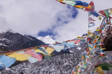 Meili kar dağ de biliyorum Kawa Karpo Yunnan Halkla ilişkilerde yer alan gibi