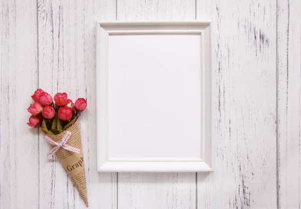 Fotografía de stock marco blanco vintage pintado suelo de madera rojo ros — Foto de Stock