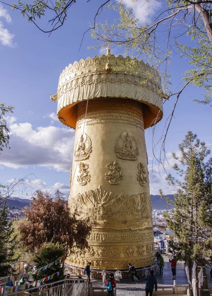 Tibet prayer wheel i den gamla staden av Dukezong, Shangri La, Yunn — Stockfoto