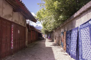 Antik eski retro eski Naxi ev cadde görünümü Baisha eski t