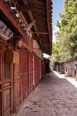 Antik eski retro eski Naxi ev cadde görünümü Baisha eski t