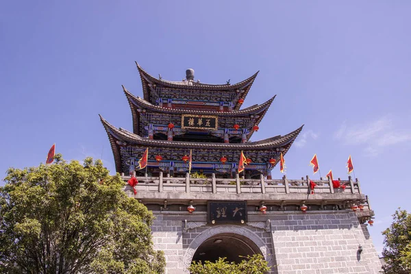 Edifício de torre de arquitetura chinesa antiga na Cidade Velha de Dali, Y — Fotografia de Stock