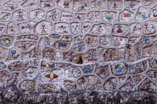 Dongba mots lettre traditionnelle motif dessin mur de pierre à Li — Photo
