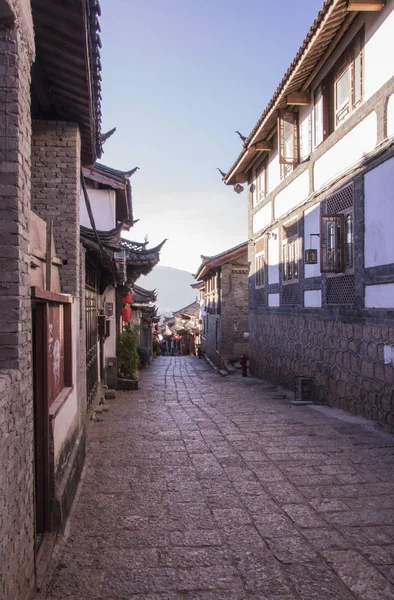 Cielo blu tradizionale retrò vecchia casa Naxi nel centro storico di Lijiang, Y — Foto Stock