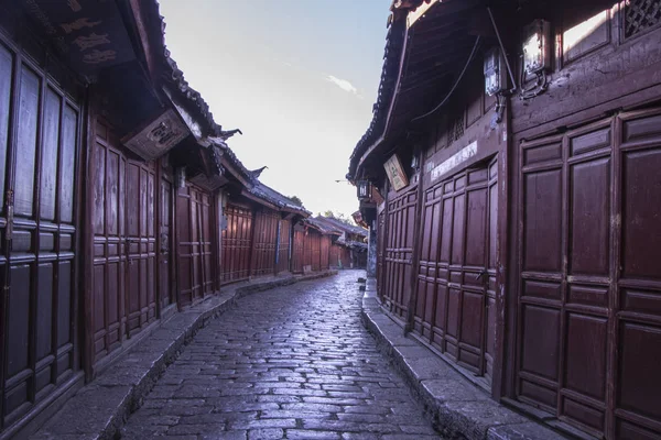 Blauer Himmel traditionelles retro altes Naxi-Haus in der Altstadt von Lijiang, y — Stockfoto