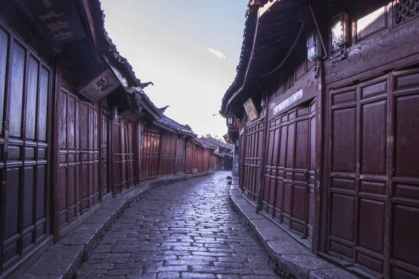 Céu azul tradicional retro antiga casa Naxi em Lijiang cidade velha, Y — Fotografia de Stock