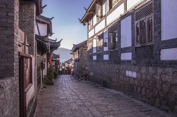 Cielo blu tradizionale retrò vecchia casa Naxi nel centro storico di Lijiang, Y — Foto Stock