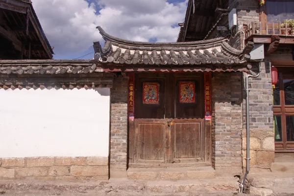 Ancienne vieille maison rétro ancienne Naxi vue sur la rue de Baisha Ancient T — Photo