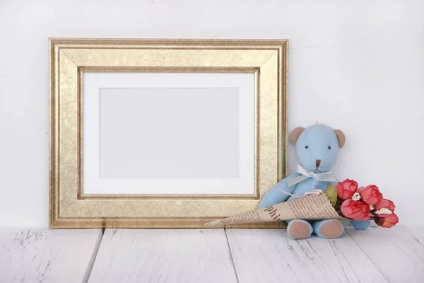Stock photographie doré cadre photo mignon ours bleu tenant ro — Photo