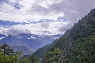 Bulut şafak peyzaj Shangri La, Yu çevrili dağ