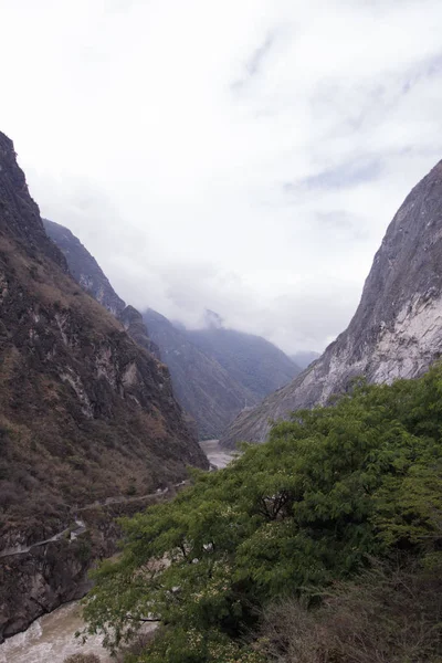 Montaña nublada del día Río Yangtze en la provincia de Yunnan, China — Foto de Stock