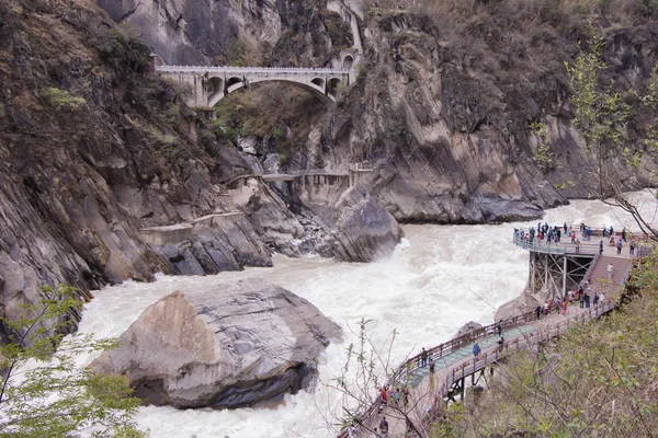 Lijiang kenti, Yunnan Provin bulunan gorge sıçrayan kaplan