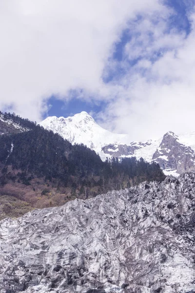 Meili montanha de neve também conhecido como Kawa Karpo localizado em Yunnan Pr — Fotografia de Stock