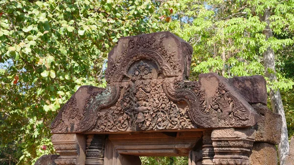 Kamienna ruina rzeźbiarskich detali w świątyni Banteay Srei Angkor — Zdjęcie stockowe