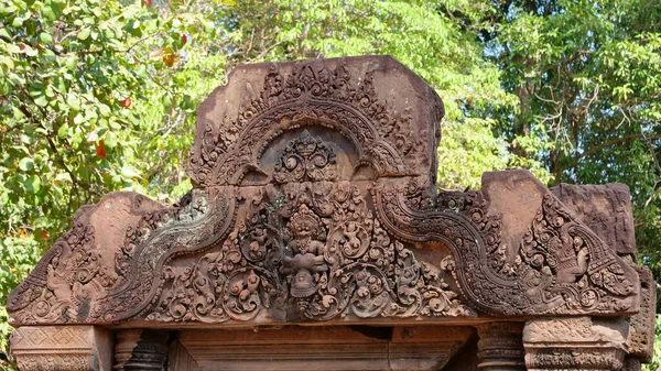 Ruína de pedra de detalhes de arte de escultura no templo de Banteay Srei Angkor — Fotografia de Stock