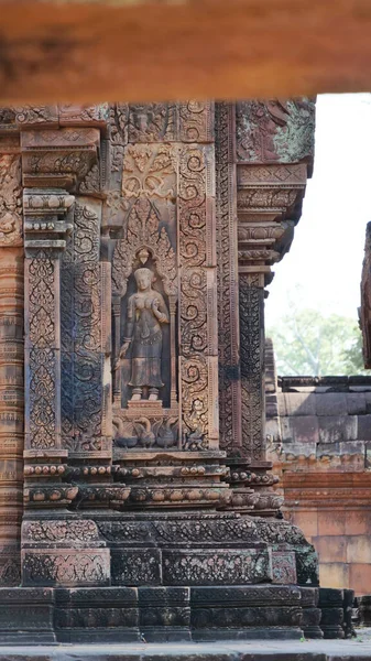 Banteay Srei Angkor tapınağındaki sanat eserleri harabeye dönmüş. — Stok fotoğraf