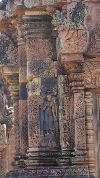 Banteay Srei Angkor tapınağındaki sanat eserleri harabeye dönmüş. — Stok fotoğraf