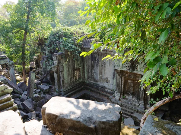 Beng Mealea templo antigo ruínas no meio da floresta da selva — Fotografia de Stock