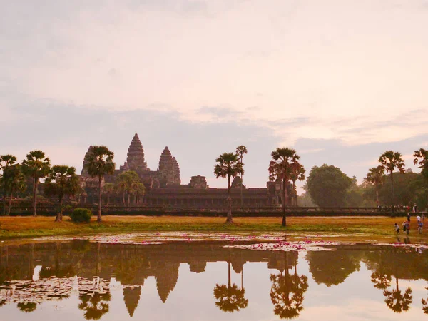 Schöne Landschaft Blick auf alte Tempel Erbe angkor wat a — Stockfoto