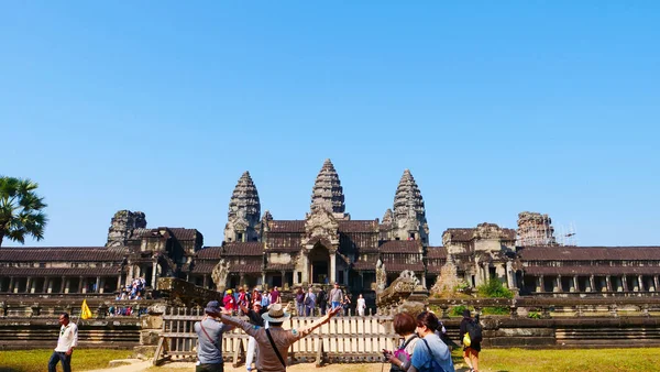 Atracție turistică populară complexul templu antic Angkor Wat în — Fotografie, imagine de stoc