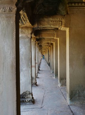 Antik tapınak kompleksi Angkor Wat 'ın taş kaya koridoru Siem' de.