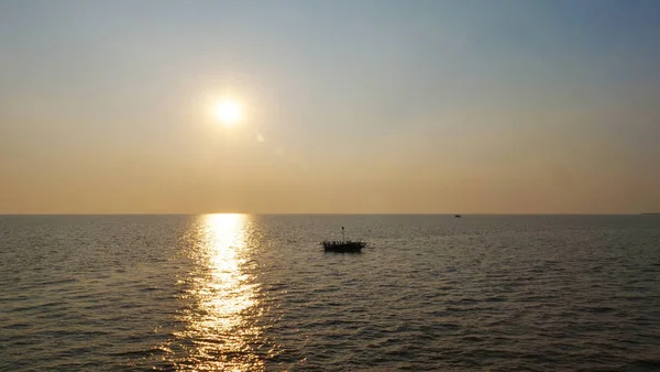 Hermosa vista al paisaje al atardecer del lago Tonle Sap en Siem Reap , — Foto de Stock