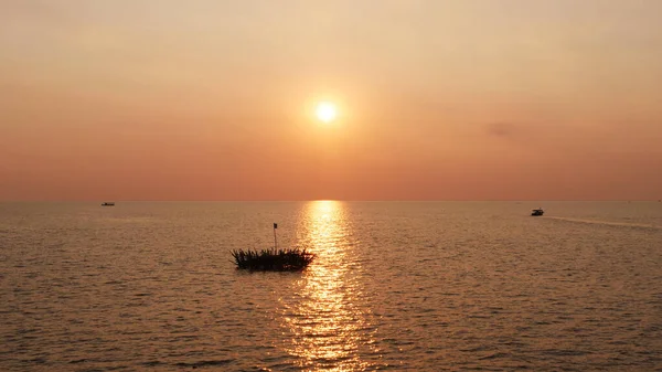 Hermosa vista al paisaje al atardecer del lago Tonle Sap en Siem Reap , — Foto de Stock